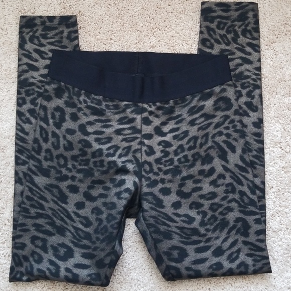 HUE Pants - Very Nice Hue Leopard Print Legging Sz Mediun